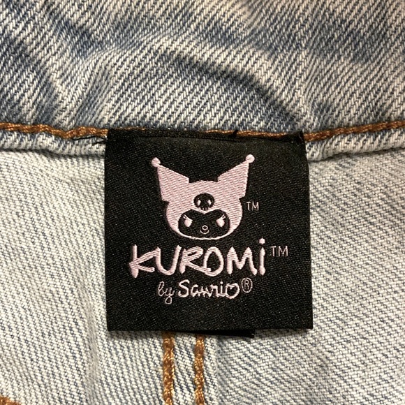 HOT TOPIC | Kuromi Butterfly Garden Mom Jeans - Picture 3 of 4